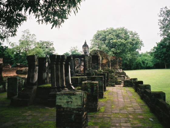 ワット・シー・チュム　礼拝堂跡と仏像